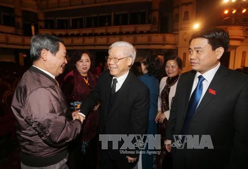 Les dirigeants vietnamiens rencontrent les générations de députés de Hanoï 