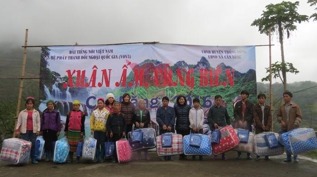 VOV5 offre des cadeaux aux foyers démunis de la province de Cao Bang