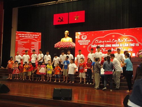 Ho Chi Minh-ville : cadeaux du Tet pour 2 mille handicapés et orphelins