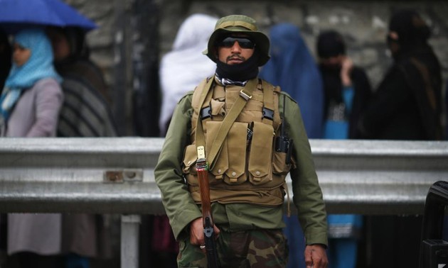 Dix policiers afghans tués par un taliban infiltré 