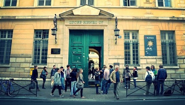 Alertes à la bombe dans une vingtaine de lycées français et britanniques 