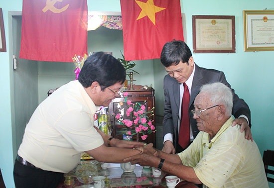 Quang Ngai offre des cadeaux du Têt aux familles méritantes