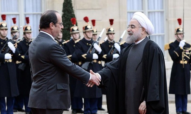 À Paris, Rohani relance la coopération franco-iranienne
