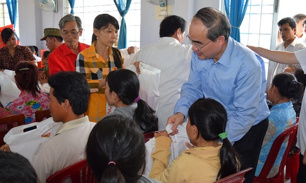 Nguyen Thien Nhan offre des cadeaux aux foyers démunis de Tra Vinh