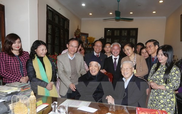 Nguyễn Phú Trọng présente ses voeux de longévité à son prédécesseur Dô Muoi