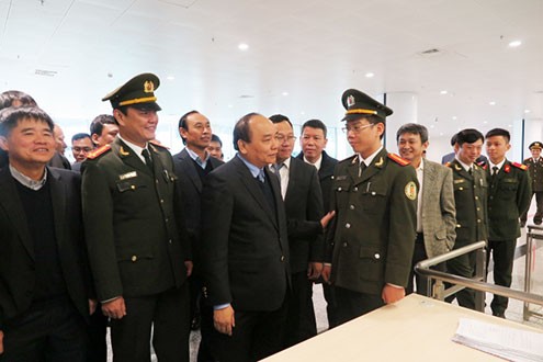 Nguyên Xuân Phuc inspecte la sécurité à l’aéroport de Nôi Bài