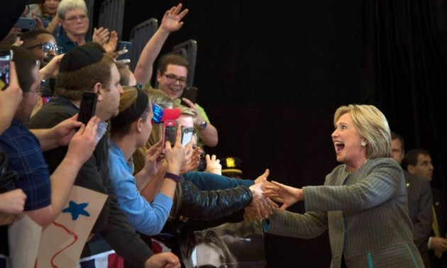Présidentielle américaine: Hillary Clinton revendique la victoire à Iowa