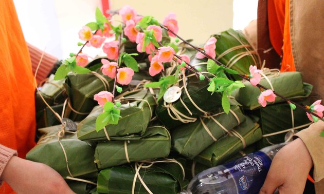 Des « bánh chưng » pour les enfants des régions reculées