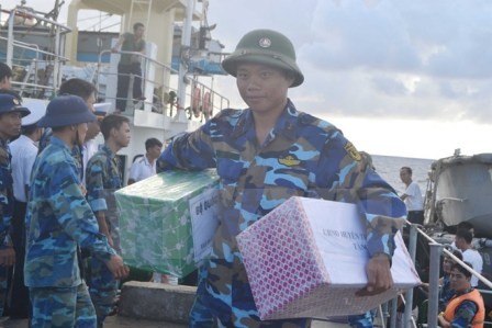 Distribution des journaux printaniers aux soldats et aux habitants de Truong Sa
