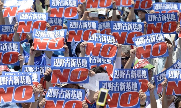 Les Japonais protestent contre le transfert d'une base américaine