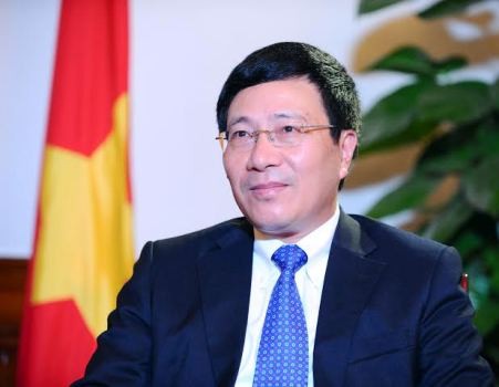 Pham Binh Minh accueille deux diplomates laotien et singapourien