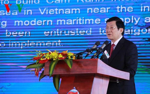 Le chef de l’état inaugure le port international de Cam Ranh