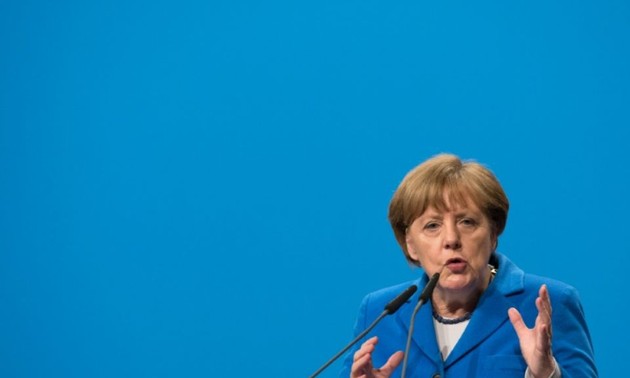 Migrants: Merkel et Tsipras dénoncent la fermeture de la route des Balkans 