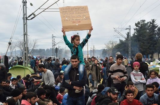 Plus de 12 000 migrants bloqués à la frontière entre la Grèce et la Macédoine