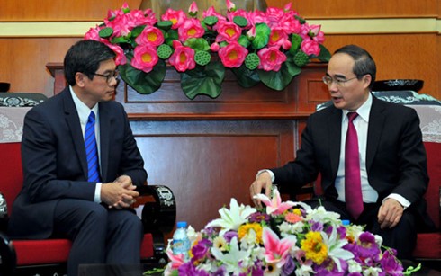 Nguyen Thien Nhan reçoit l’ambassadeur singapourien sortant