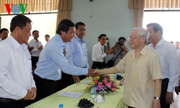 Nguyên Phu Trong travaille avec les autorités de Long An