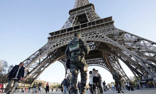 France: Hollande a annoncé la création nette de 800 postes en trois ans dans la Défense