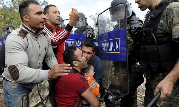Macédonie: la police tire du gaz lacrymogène contre des migrants