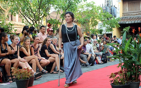 Défilé de la mode pour les femmes handicapées à Hôi An