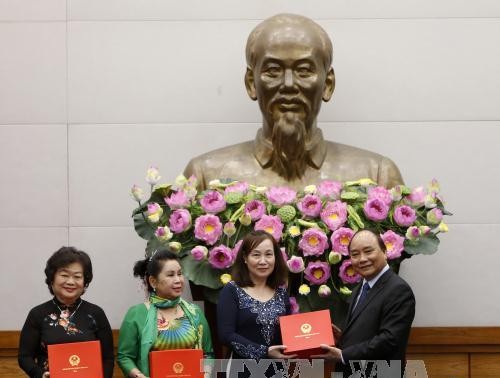 Les dirigeants vietnamiens reçoivent une délégation de la fondation Vu A Dinh