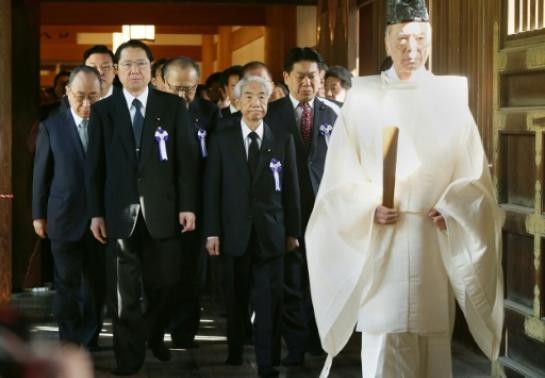 Des parlementaires japonais visitent le sanctuaire controversé de Yasukuni