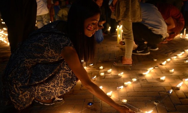 Un an après le séisme, le Népal commémore ses victimes 