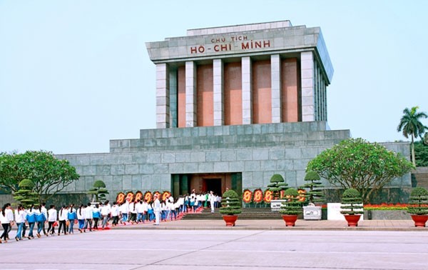 Plus de 63 mille personnes visitent le mausolée du président Ho Chi Minh