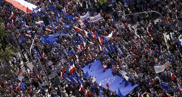 En Pologne, manifestation monstre en faveur de l’Europe