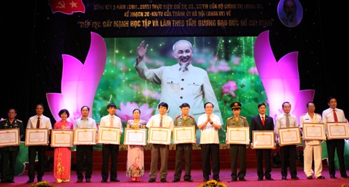 Etudier et suivre l’exemple moral du président Ho Chi Minh : Hanoi fait son bilan