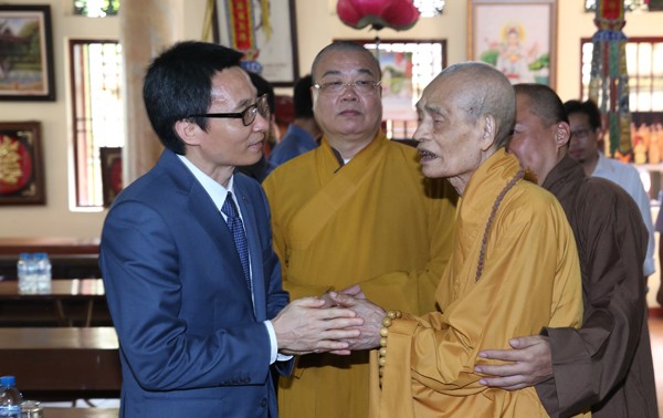 Le vice-Premier ministre Vu Duc Dam rend visite au bonze supérieur Thich Phô Tuê