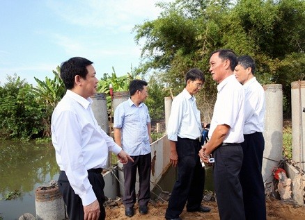 Vuong Dinh Hue supervise la lutte contre la sécheresse dans la province de Hau Giang