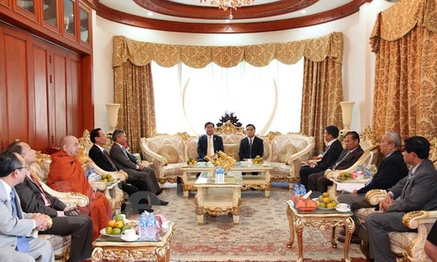 Dinh La Thang rencontre des anciens dirigeants laotiens