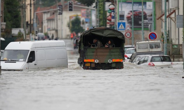 Inondations : ça va mieux en Ile-de-France, la crue est limitée en Normandie