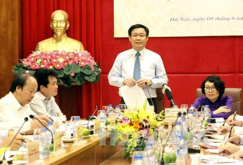 Le vice-Premier ministre Vuong Dinh Hue travaille avec l’Assurance sociale du Vietnam