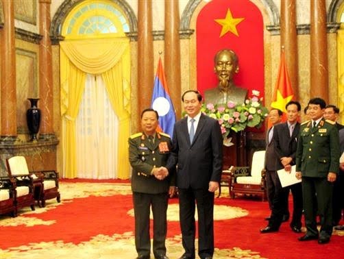 Tran Dai Quang reçoit des responsables laotien et cubain