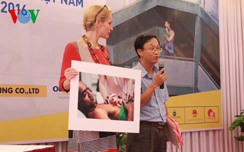 Remise des prix du concours de photo « Les pères vietnamiens »