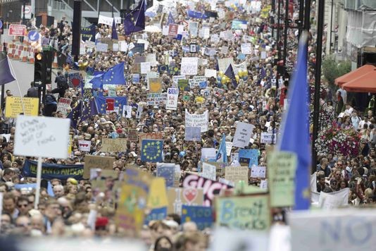 A Londres, des milliers de personnes défilent contre le Brexit