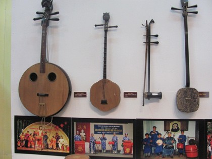 Exposition d’instruments de musique traditionnels du Vietnam à Hanoï 