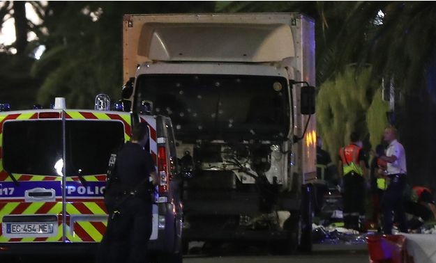 Attentat à Nice: au moins 80 morts, l'état d'urgence prolongé par le président