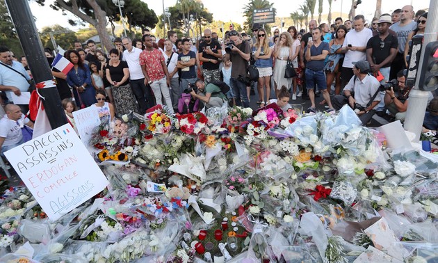 Attentat de Nice : la France entame trois jours de deuil national
