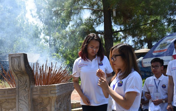 Des jeunes vietkieus visitent la citadelle de Quang Tri