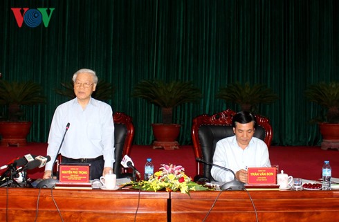 Nguyen Phu Trong travaille avec les autorités de la province de Dien Bien