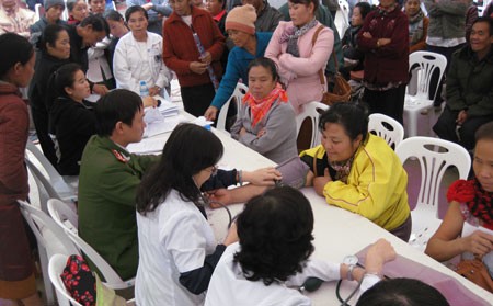 Des jeunes vietnamiens donnent des consultations médicales gratuites au Laos