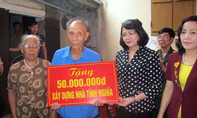 Dang Thi Ngoc Thinh distribue des cadeaux aux victimes de l’agent orange à Ninh Binh