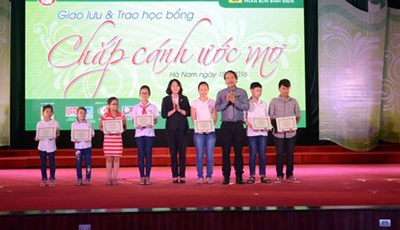 Dang Thi Ngoc Thinh distribue des bourses d’étude  à des élèves de Ha Nam