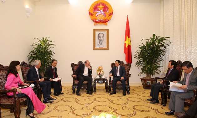Le PDG du group AIA reçu par le vice-Premier ministre Vuong Dinh Hue