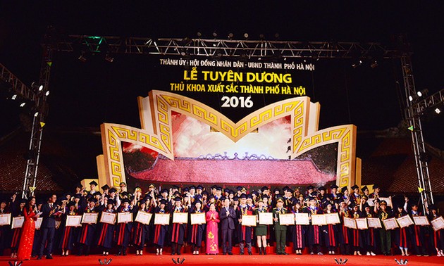 Les meilleurs lauréats des universités de Hanoi mis à l’honneur