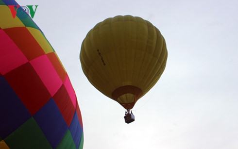 Premier festival international de montgolfières à Moc Chau