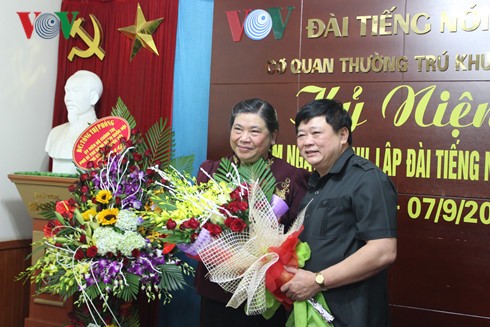Tong Thi Phong visite le bureau de la VOV dans le Nord Ouest