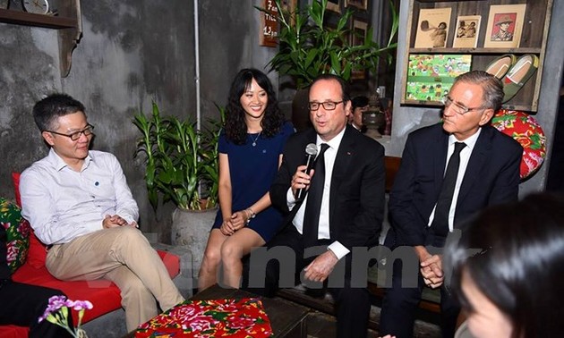 François Hollande rencontre des jeunes entrepreneurs vietnamiens